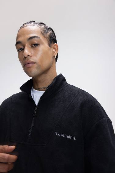 سويت شيرت اسود قطيفة قصة مريحة بياقة عالية بسوسته