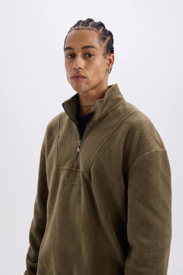 سويت شيرت قطيفة قصة مريحة بياقة عالية بسوسته