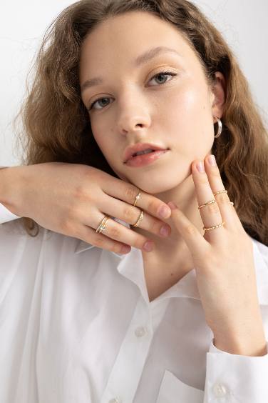 Woman 9 Piece Gold Rings