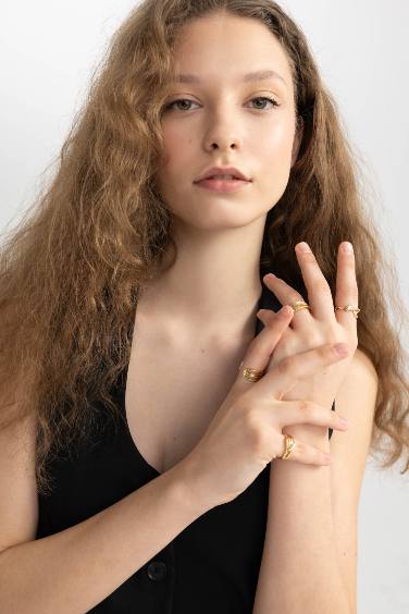 Woman 5 Piece Gold Rings