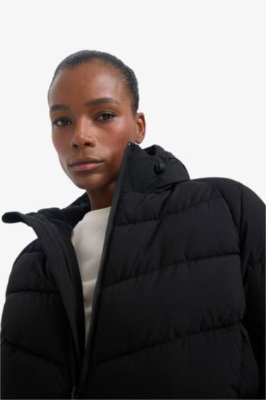 Doudoune imperméable avec capuche et poches de DefactoFit