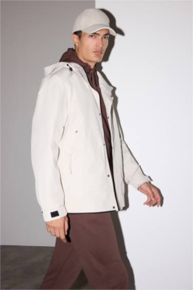 Su İtici Regular Fit Kapüşonlu Fermuarlı İç Cepli Baskılı Çıtçıt Kapamalı Mevsimlik Baharlık Mont