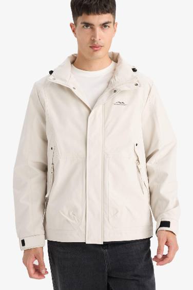 Su İtici Regular Fit Kapüşonlu Fermuarlı İç Cepli Baskılı Çıtçıt Kapamalı Mevsimlik Baharlık Mont