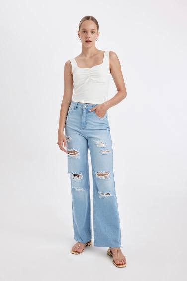 سروال جينز واسع برجل واسع وتفاصيل ممزقة