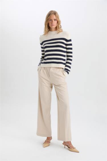 Свитер стандартного кроя с круглым вырезом в полоску