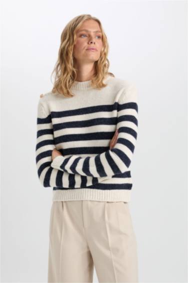 Свитер стандартного кроя с круглым вырезом в полоску