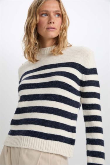 Свитер стандартного кроя с круглым вырезом в полоску