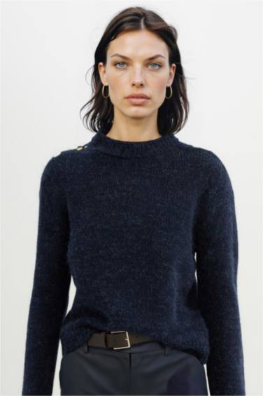 Свитер стандартного кроя с круглым вырезом