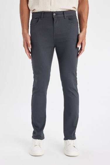 Pantalon slim avec ourlet super skinny
