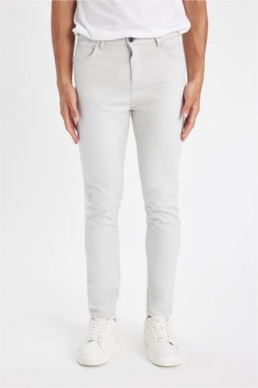 Pantalon slim avec ourlet super skinny