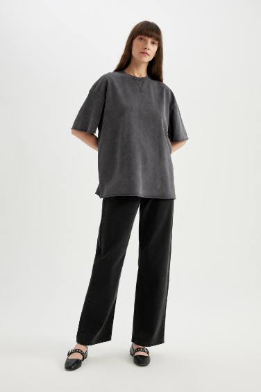 تيشيرت نص كم قماش رقيق قصة مريحة بتأثير باهت