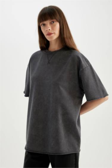 تيشيرت نص كم قماش رقيق قصة مريحة بتأثير باهت