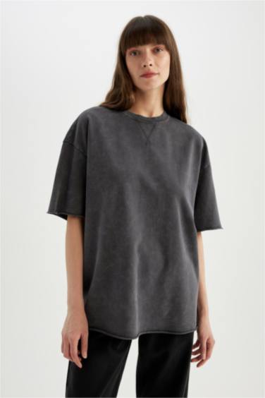 تيشيرت نص كم قماش رقيق قصة مريحة بتأثير باهت