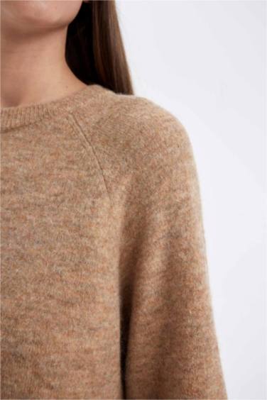 Свитшот стандартного кроя с круглым вырезом