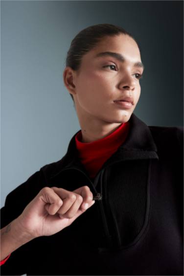 سويت شيرت رياضي أسود اوفر سايز بياقة عالية من DeFactoFit