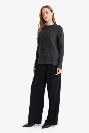 بلوفر تريكو قصة عادية برقبة مستديرة قماش لامع