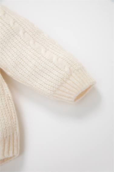 بلوفر تريكو بناتي قصة عادية برقبة كبيرة وسحاب