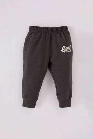 طقم بيبي اولادي سويت شيرت وسويت بانتس بطبعة شعار - قطعتين