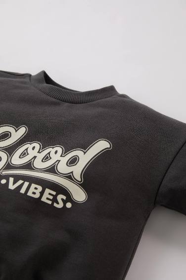 طقم بيبي اولادي سويت شيرت وسويت بانتس بطبعة شعار - قطعتين