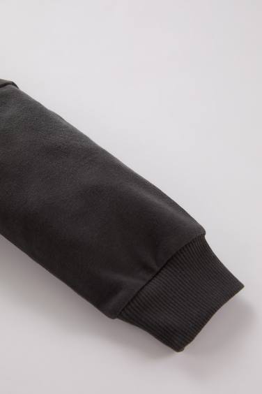 طقم بيبي اولادي سويت شيرت وسويت بانتس بطبعة شعار - قطعتين