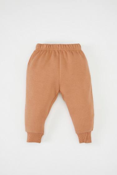 طقم بيبي بناتي بني سويت شيرت وسويت بانتس بطبعة شعار قصة عادية - قطعتين