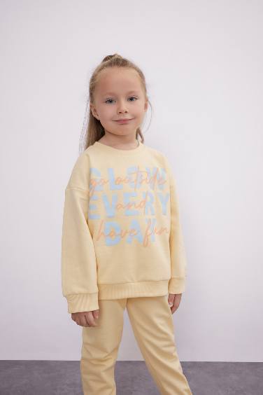 طقم بيبي بناتي بطبعة شعار خفيف قصة عادية - قطعتين