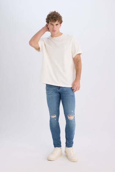 بنطلون جينز سوبر سكيني فيت برجل ضيقة وتفاصيل ممزقة