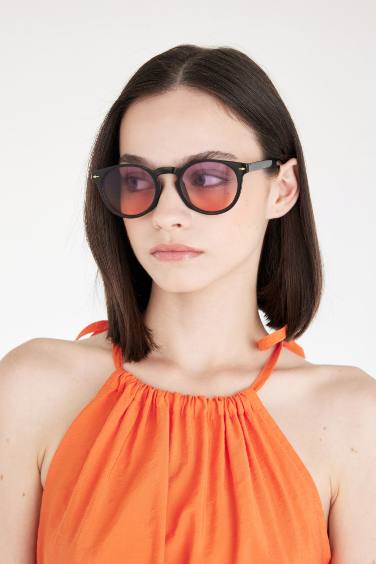 Woman Round Sunglasses
