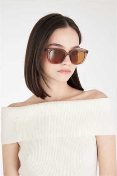 Woman Round Sunglasses