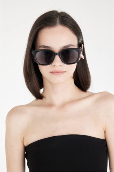 Woman Round Sunglasses