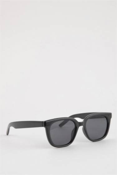 Woman Round Sunglasses