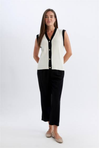 Regular Fit V Yaka Düğmeli Klasik Triko Yelek