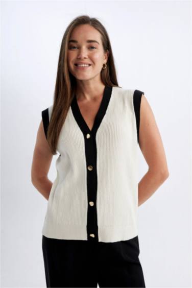 Regular Fit V Yaka Düğmeli Klasik Triko Yelek