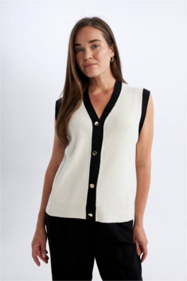 Regular Fit V Yaka Düğmeli Klasik Triko Yelek