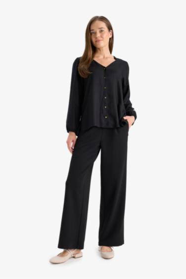 Обычный крой, рубашка с V-образным вырезом и длинными рукавами