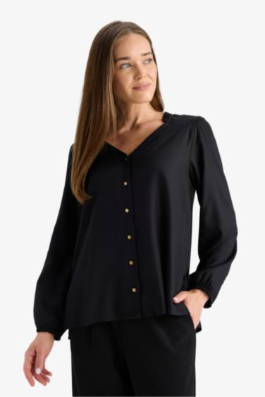 Обычный крой, рубашка с V-образным вырезом и длинными рукавами