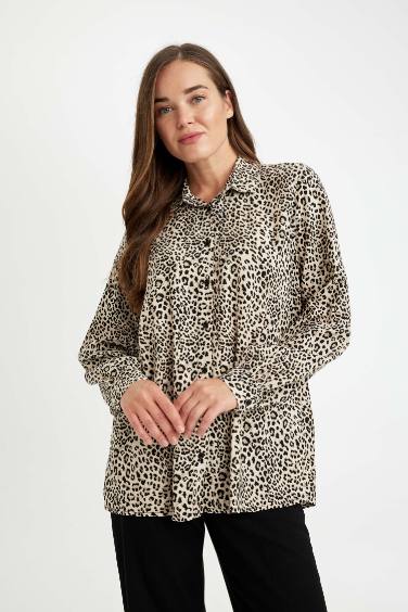 Chemise à col avec imprimé léopard à coupe décontractée