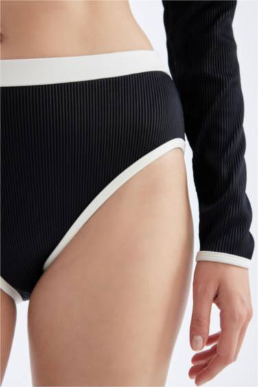 كلوت بكيني قصة عادية من Fall in Love