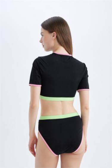 كلوت بيكيني قصة عادية من Fall in Love