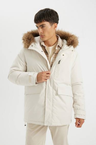 Regular Fit Kapüşonlu Fermuarlı Cepli Kürklü Mont Parka