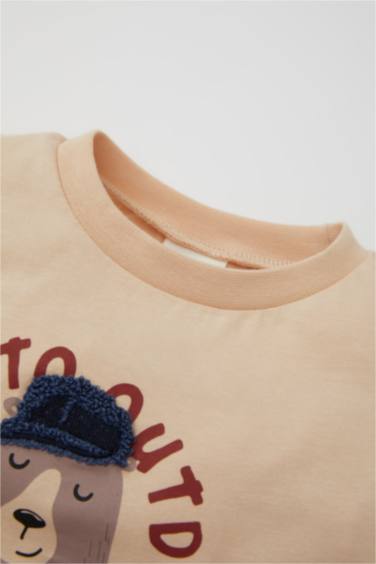 تيشيرت ولادي بطبعة شعار قصة عادية