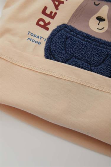 تيشيرت ولادي بطبعة شعار قصة عادية