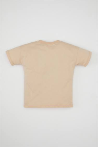 تيشيرت ولادي بطبعة شعار قصة عادية