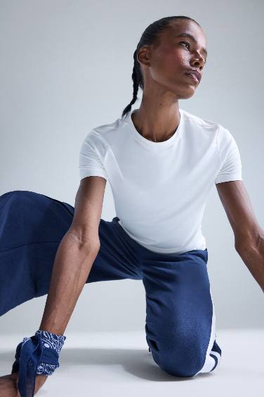 تي شيرت رياضي نص ردن قصة عادية من DeFactoFit