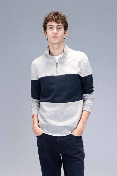 سويت شيرت مخطط تقيل قصة مريحة بياقة عالية