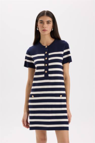 Платье в полоску с пуговичным воротником