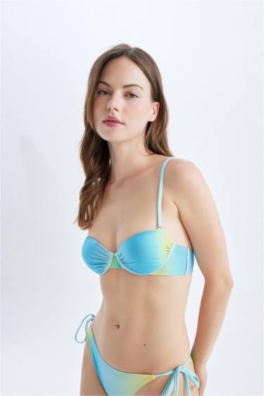 بكيني توب قصة عادية من Fall in Love