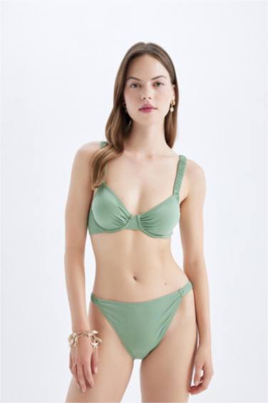 كلوت بكيني قصة عادية من Fall in Love