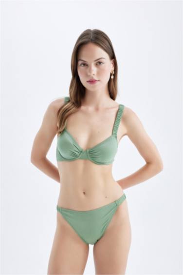 كلوت بكيني قصة عادية من Fall in Love