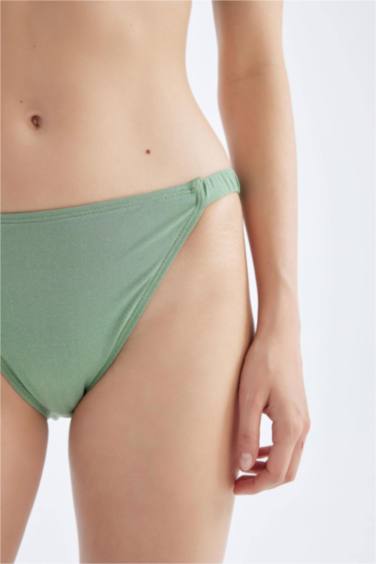 كلوت بكيني قصة عادية من Fall in Love